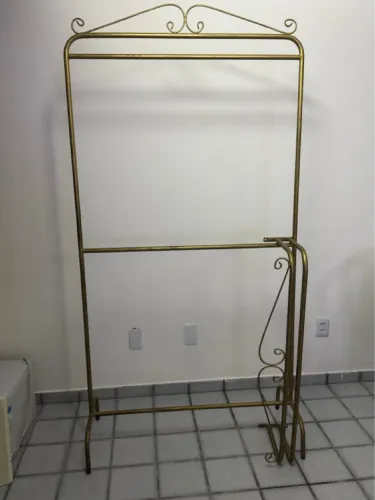 Arara de parede ferro dourada