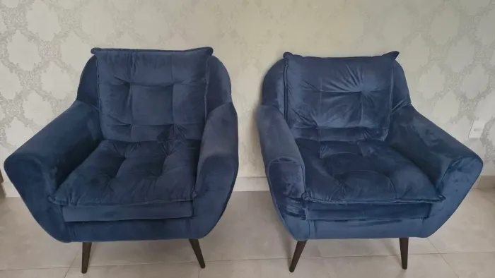 DUAS poltronas novíssimas, usei na AMAMENTAÇÃO, pés palito, em perfeito estado.