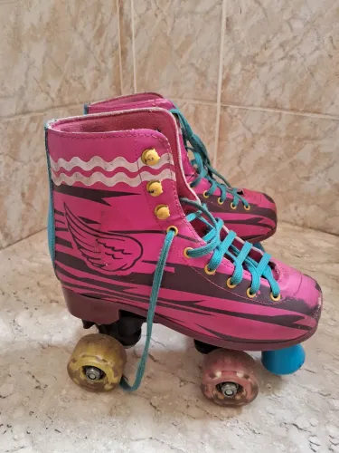 Patins Rosa com Detalhes em Azul e Dourado