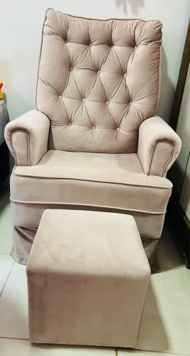 Poltrona estofada em veludo, rosa com puf, nova, ideal para amamentação.