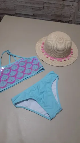 Vendo Conjunto de biquíni infantil e chapéu de palha decorado, seminovo  Tamanho 6 anos
