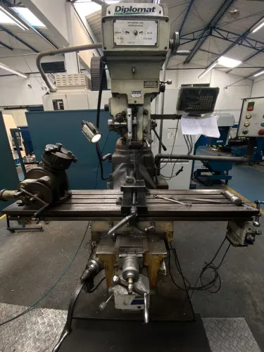 Fresadora Ferramenteira Diplomat 3000 Fvf, Digital 3 Eixos Unico Dono (Usado)