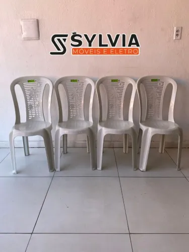Cadeiras de plástico