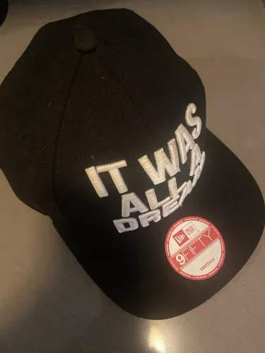 Boné SnapBack New Era, original 9FIFTY, preto com bordado em branco IT WAS ALL A DREAM