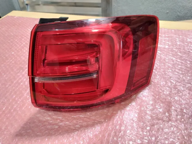 Lanterna direita canto LED Jetta 2016 2018 original usada CB 330 
