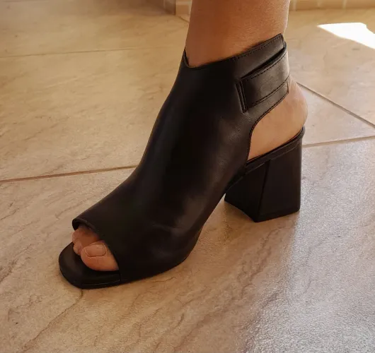 Sandália preta com salto bloco