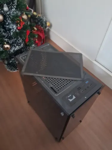 Gabinete gamer e outros equipamentos