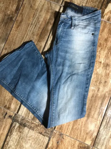 Calça Jeans Flare Clara - Conforto e Estilo
