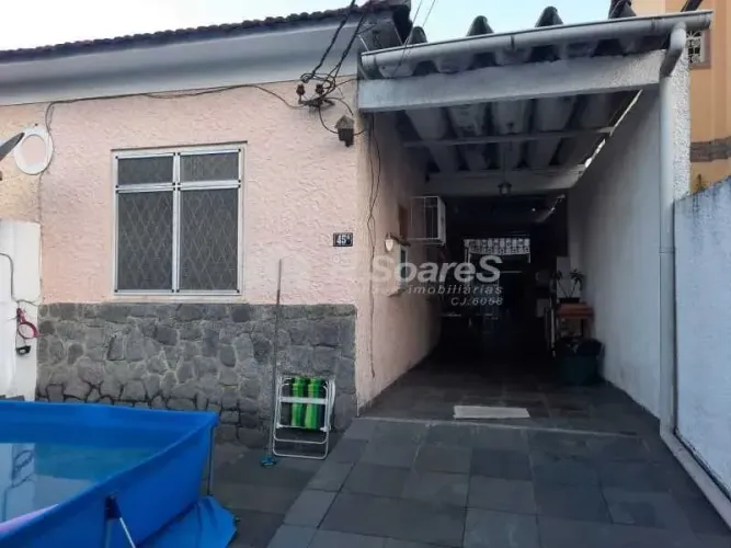 casa frente de rua próximo a Intendente Magalhaes e rua dos Lilases com 04 quartos e garag
