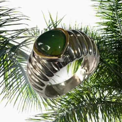 Anel de Prata Polida com Pedra Verde em formato de coração