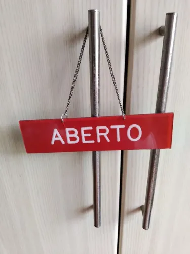 Placa em acrílico um lado ABERTO outro FECHADO com corrente