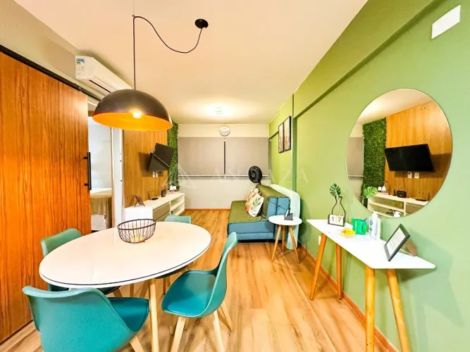 Impecável! Apartamento 1 dormitório, completo e recém reformado, a uma quadra da praia.