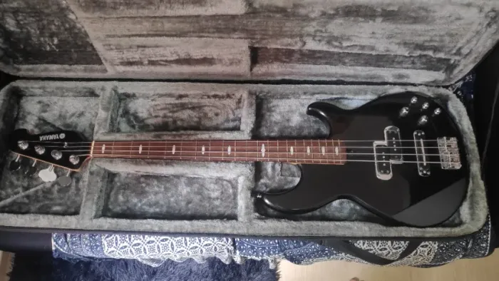 Baixo ativo Yamaha BB614