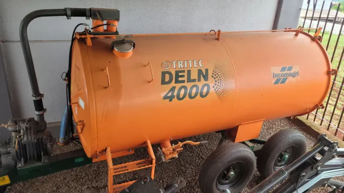 Tanque de esterco 4 toneladas com comando Hidráulico semi novo