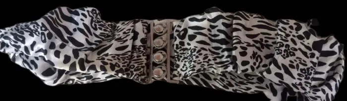 Cinto de leopardo sintético.