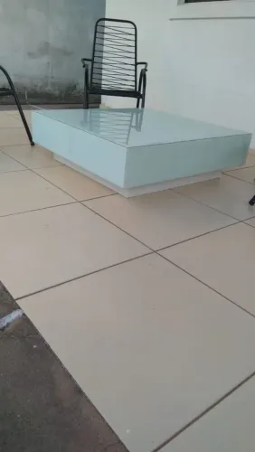 Vendo Mesa de Centro Moderna com Tampo de Vidro