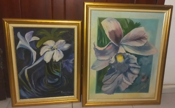 Duas pinturas de flores em tela, emolduradas