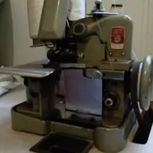 Máquina de Costura Overlock Industrial com mesa/motor _ Para Sete Lagoas