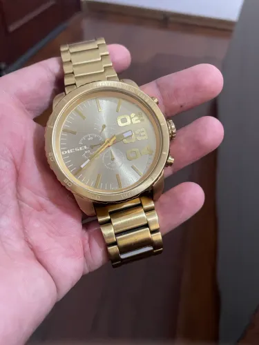Relógio Diesel dourado