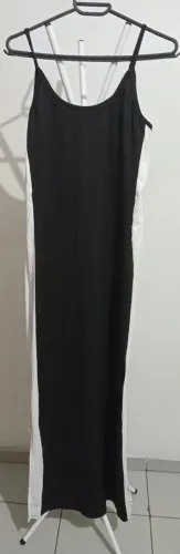 Vestido preto com detalhes laterais brancos