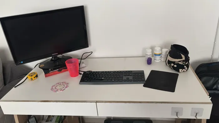 Mesa de escritório com gavetas