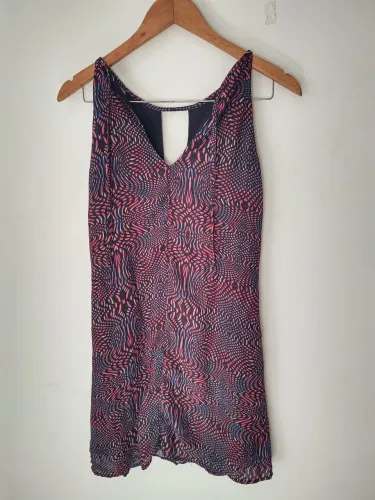 Vestido estampado com costas abertas