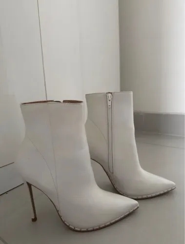 Botas Brancas de Salto Alto Elegantes