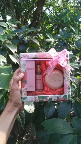 Kit presente feminino CONTEM UM PERFUME E UM SABONETE 