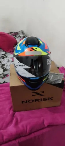 Vendo capacete novo na caixa. 