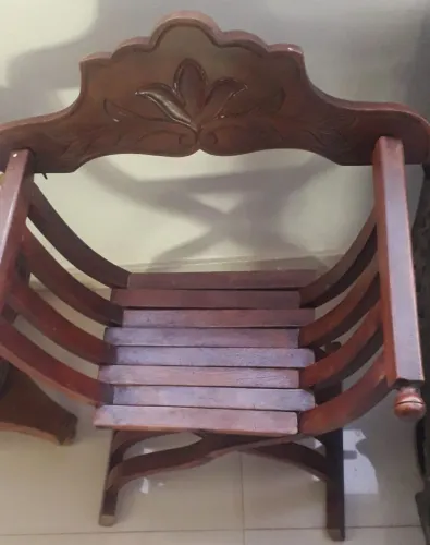 Vendo o par de Cadeiras em Madeira lindo