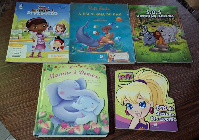 coleção de cinco livros infantis com capa comum e dura