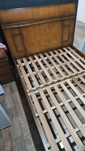 Cama de madeira maciça casal + criado mudo