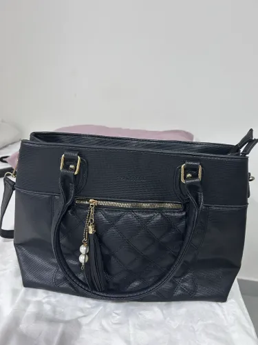 Bolsa preta de lado 