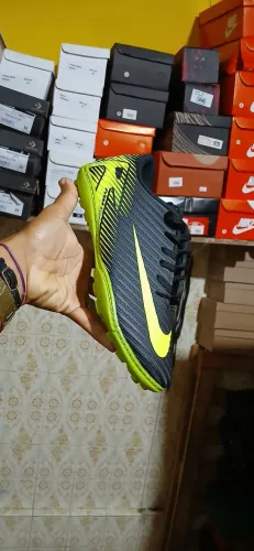 Chuteira Nike society