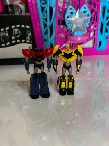 figuras de ação do Optimus Prime e do Bumblebee
