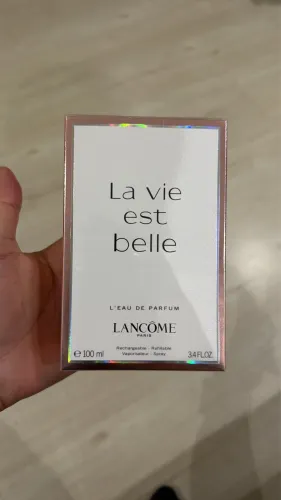 Perfuma La Vie est Belle marca Lancôme