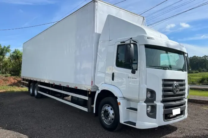 vw 24-250 6x2 ano 2011 baú 11m 