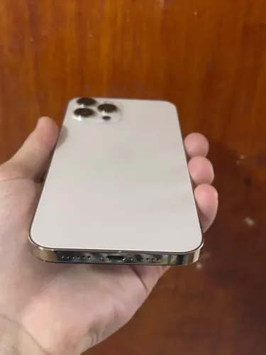 iPhone 12 Pro Max 256 GB dourado. 