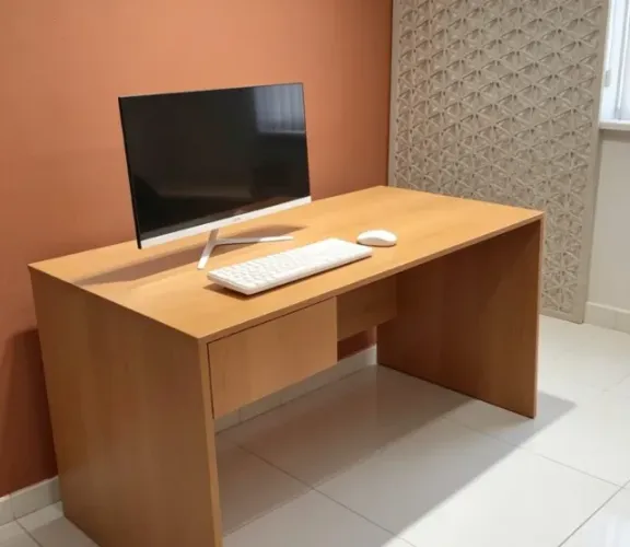 Mesa de escritório amadeirada em mdf