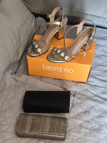 Vestido de gala + sandália dourada com detalhes brilhantes e duas bolsas de mão.