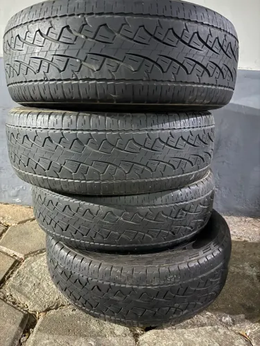 Jogo de Pneus Pirelli Scorpion 225/65 R17 para TR4 - Bom Estado