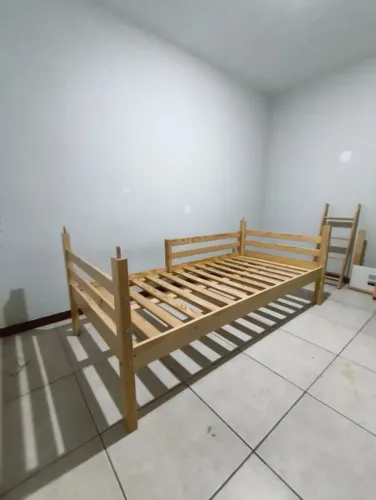 Cama solteiro em Madeira