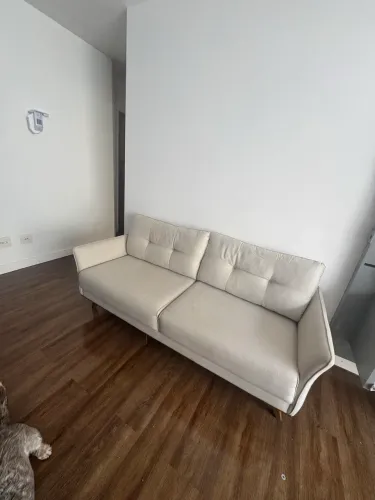 Sofá 3 lugares, pe palito, 2m, bege.