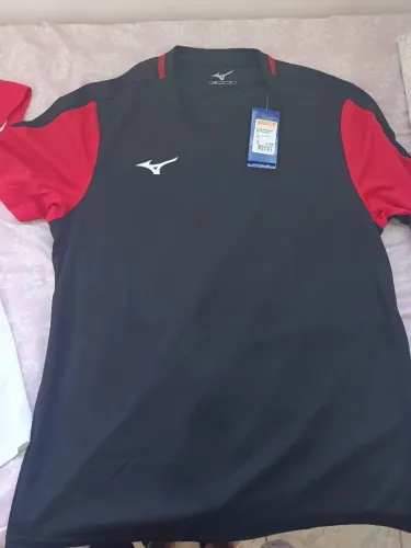 Camisas Mizuno originais novas, 100 reais cada. A Branca tamanho GG, e a preta tamanho G