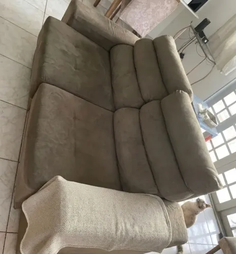 Sofá retrátil vira cama