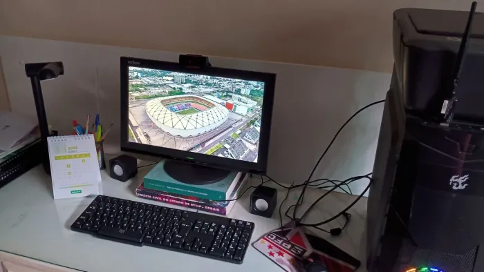 Monitor 17 polegadas com som embutido