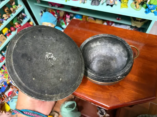Panela de pedra com alça de metal