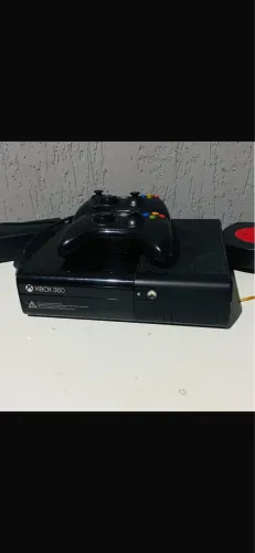 Vendo Xbox 360 desbloqueado com 2 manetes e 1 jogo