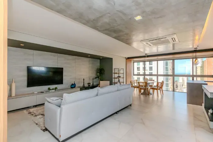 Apartamento mobiliado com 3 suítes no Edifício Ocean Breeze no Centro em Balneário Cambori