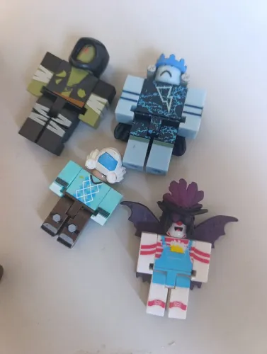 Bonecos Roblox cartelados